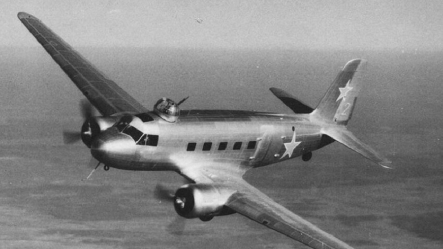 Yak-16, el avión de pasajeros al que se instaló una ametralladora en el lomo 