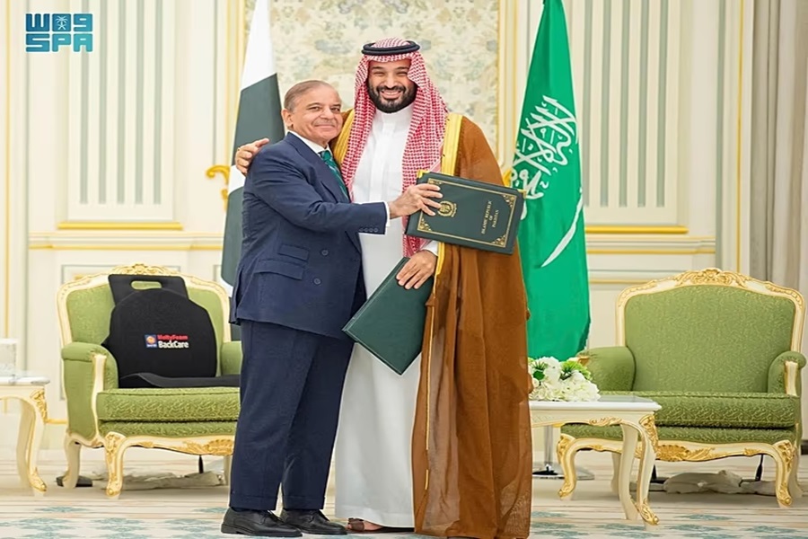Shehbaz Sharif, a la izquierda y Mohammed bin Salman. 