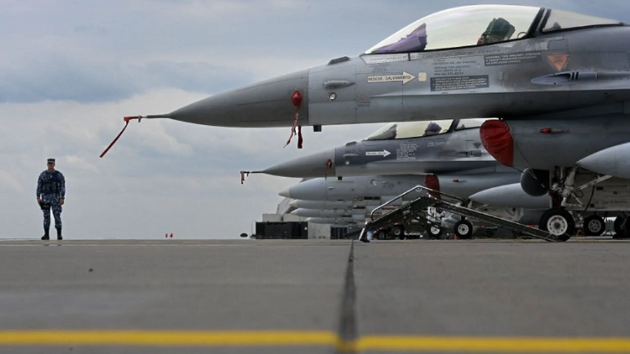 Cazas F-16 estacionados