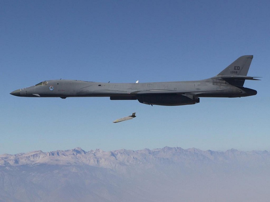 Bombardero estratégico B-1 lanzando munición LRASM