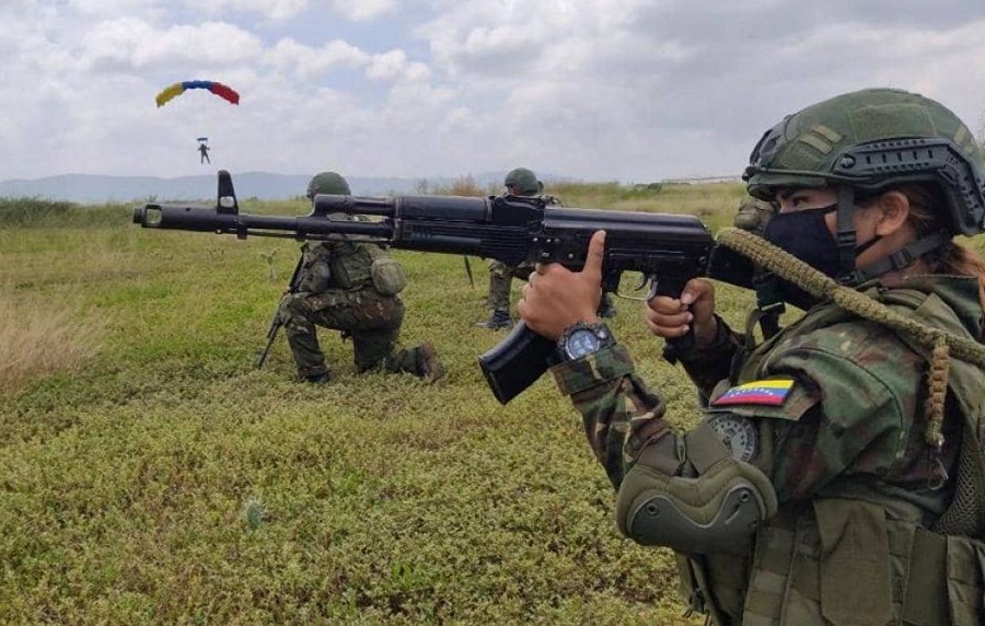 Paracaidistas del Ejército Bolivariano equipados con fusiles Ak-103