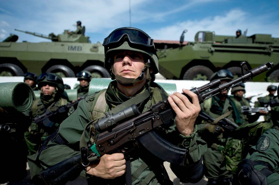 Infantes de Marina Venezolanos portando fusiles Ak-103