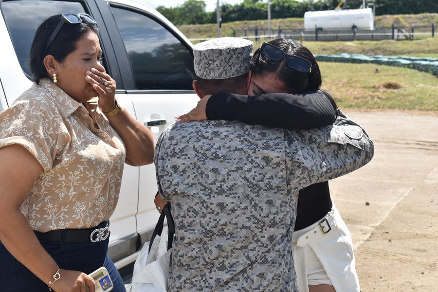 Abrazo de soldado con su familiar