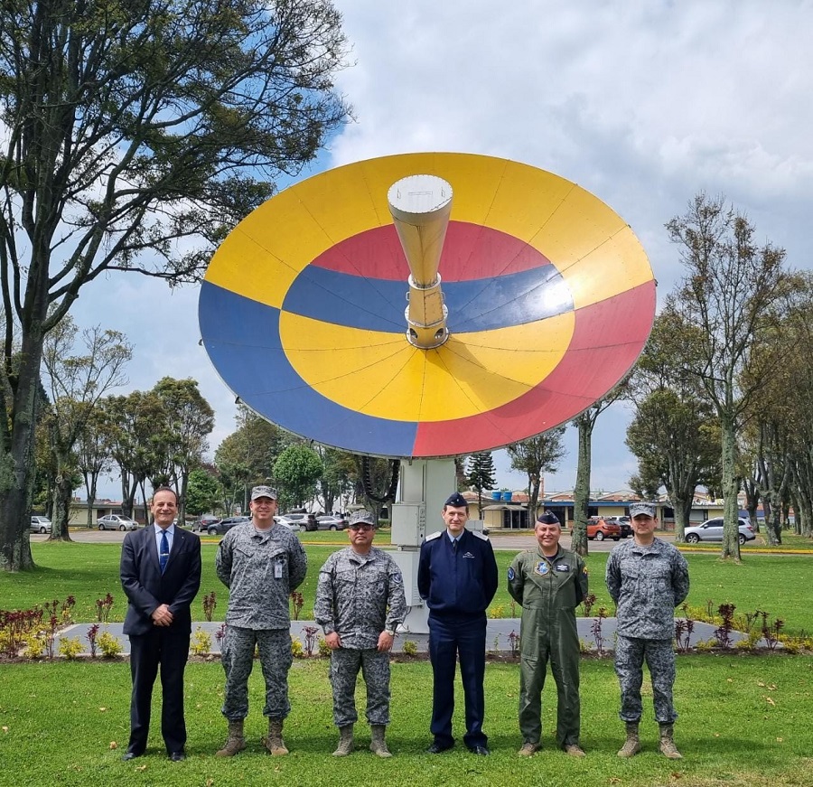 Fuerzas Aéreas de Argentina y Colombia realizan intercambio de experiencias en el ámbito espacial