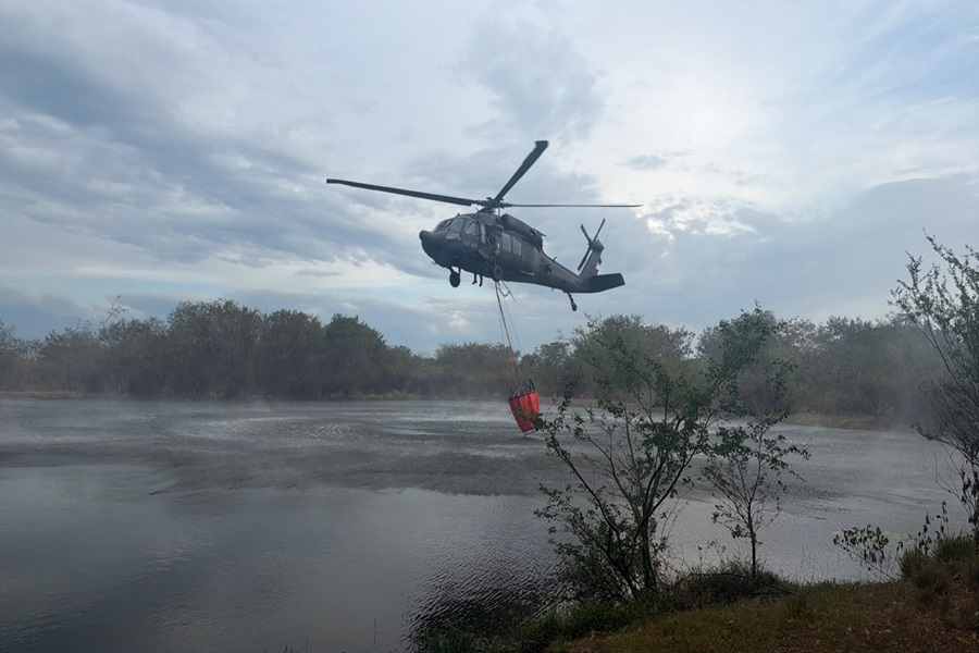 UH-60 Con sistema Bambi Bucket en vuelo