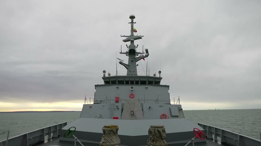 Un Buque de guerra de la Armada de Colombia cruza el estrecho de Magallanes