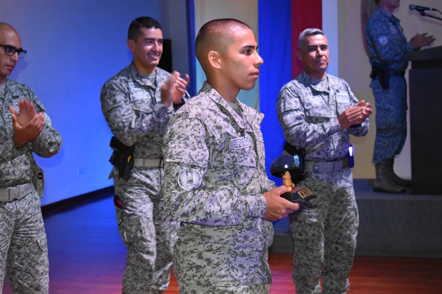 Fernández recibiendo su reconocimiento