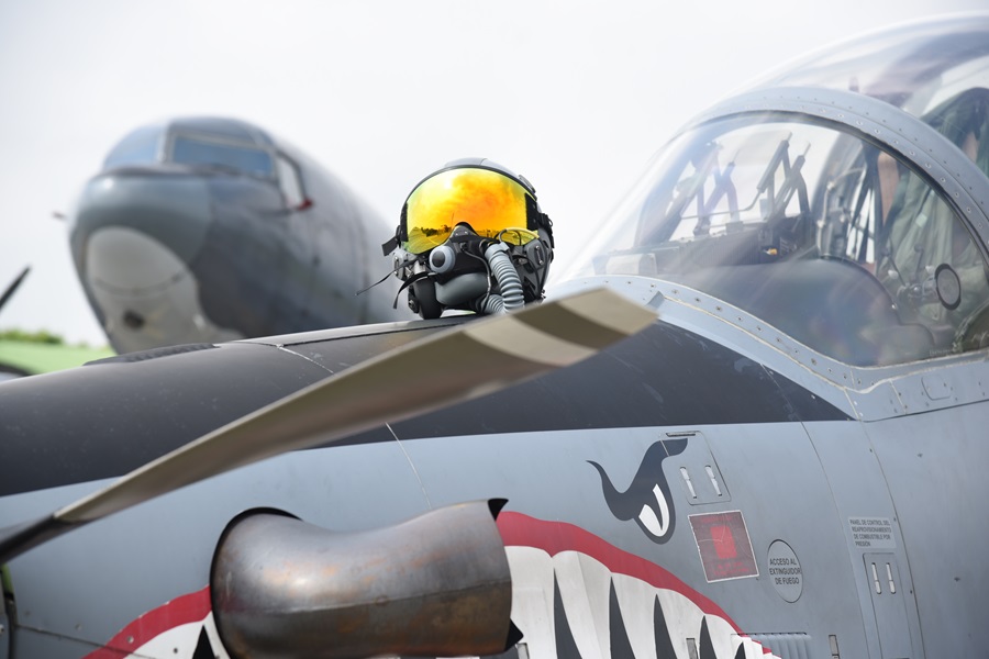 Casco de Piloto encima del A-29 Tucano