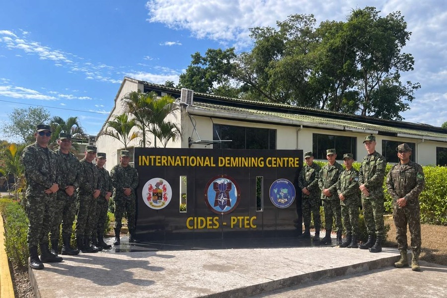 Soldados del Ejército de Colombia y de Brasil