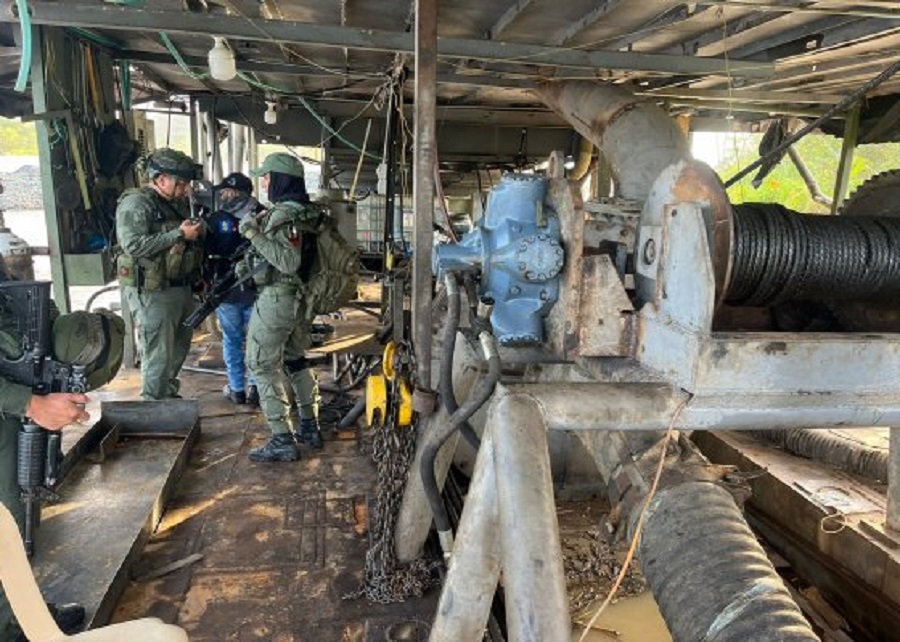 Incautada y destruida draga artesanal que realizaba explotación minera ilícita en Antioquia