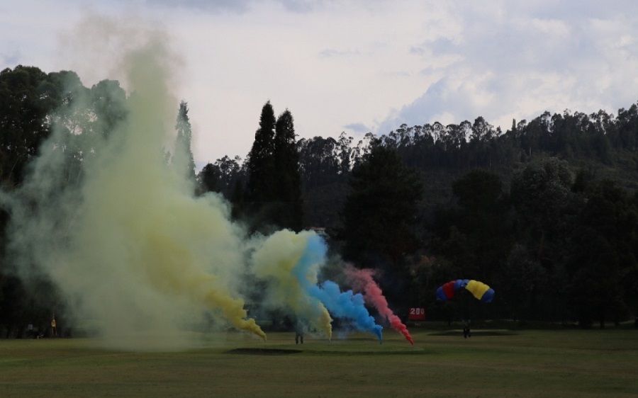 Coordinación, disciplina y coraje muestra el Equipo de paracaidismo "Águila de Gules" en Sopó, Cundinamarca