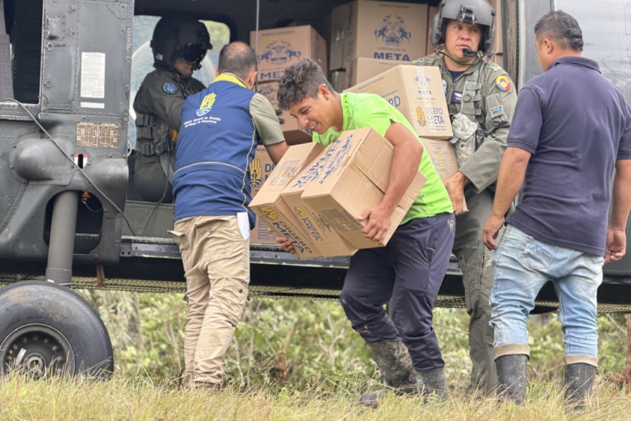 Joven recibiendo las ayudas humanitarias