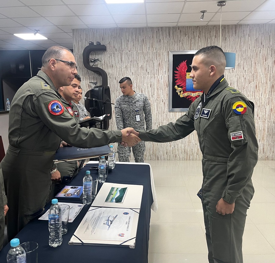 Futuros pilotos militares finalizan curso de vuelo primario en la Escuela Internacional de Ala Fija 