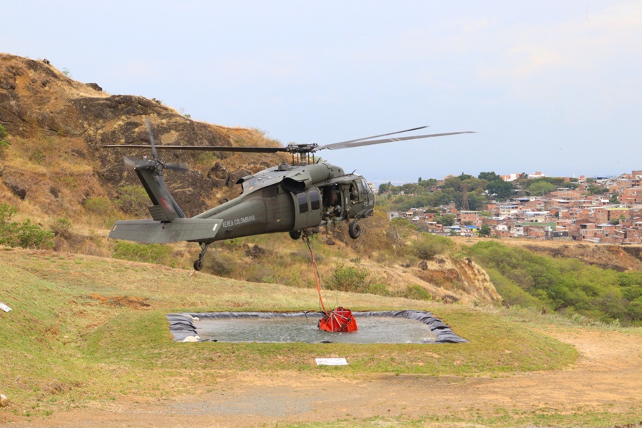 UH-60 con sistema Bambi Bucket