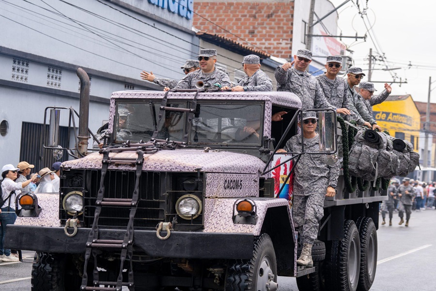 Vehiculo de la FAC en el Desfile