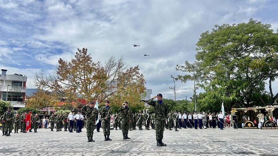Melgarenses acompañaron desfile militar en conmemoración de los 213 años de libertad