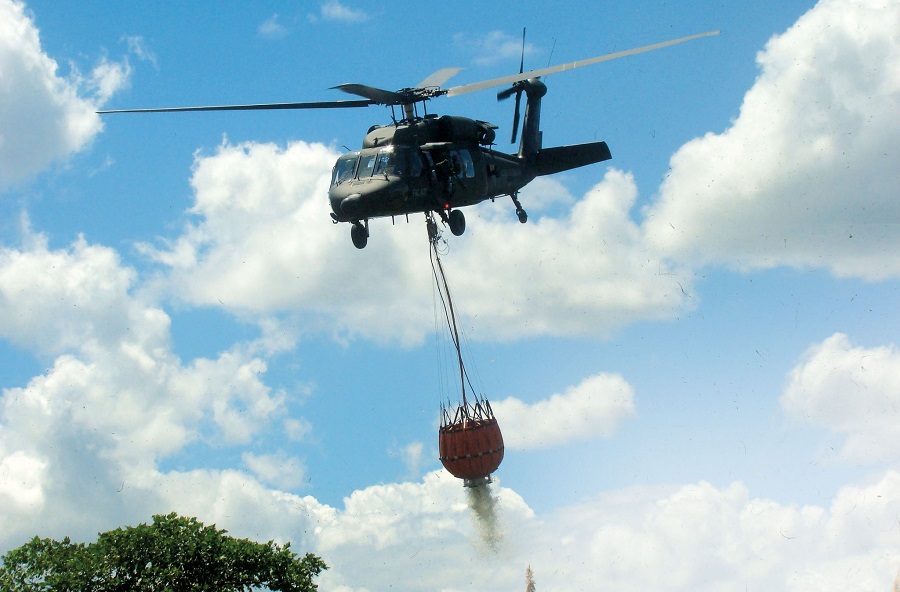 UH-60 con Sistema Bambi Bucket