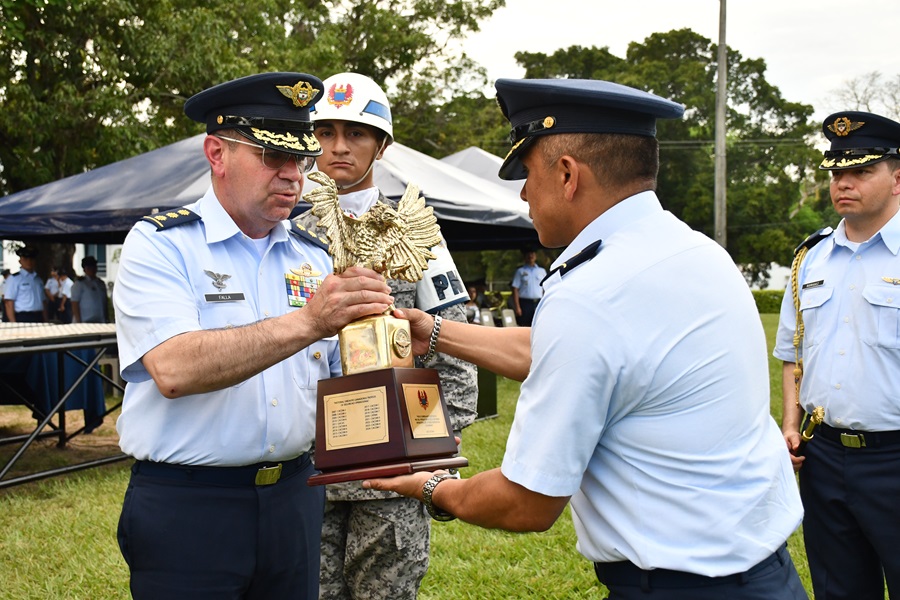 Entrega del reconocimiento al CACOM 4