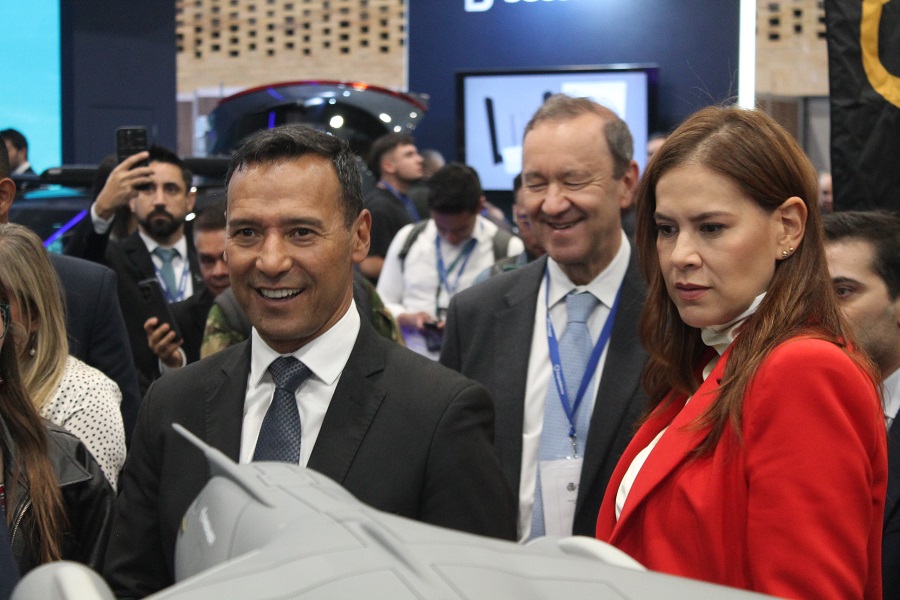 Foto Exclusiva de www.fuerzasmilitares.org - Ministro y Viceministra de Defensa