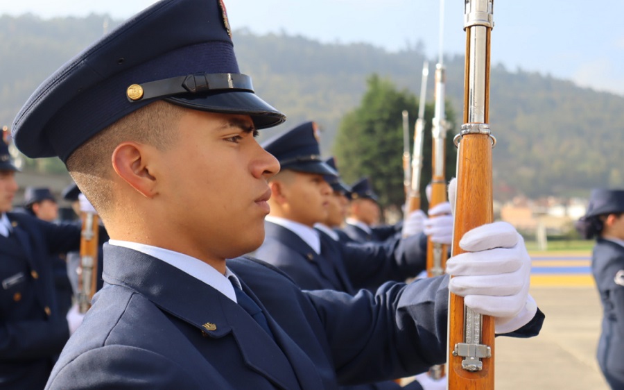 Suboficiales de su Fuerza Aérea Colombiana