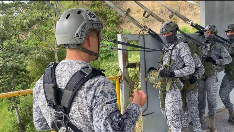 Oficiales y Suboficiales entrenan con su Fuerza Aérea para convertirse en Paracaidistas Militares