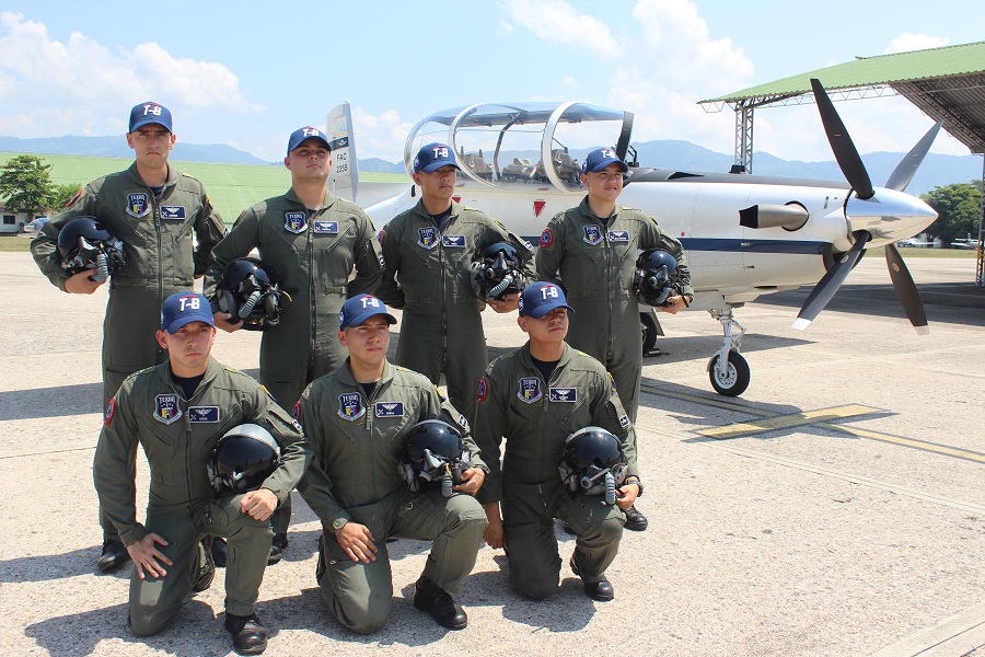 Persistir, resistir y nunca desistir es la premisa de siete Alféreces que realizan su primer “vuelo solo” con el equipo Texan T-6