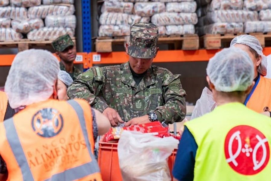 Soldados preparando remesas