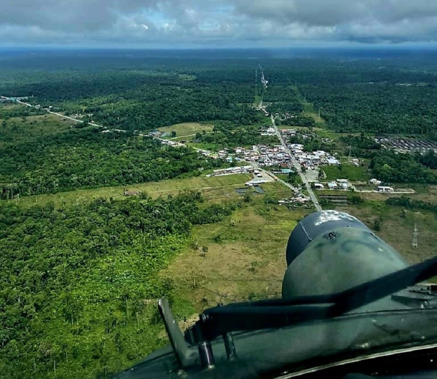 Sobrevolando vías de Antioquia y Chocó, su Fuerza Aérea acompaña el retorno a casa de cientos de colombianos
