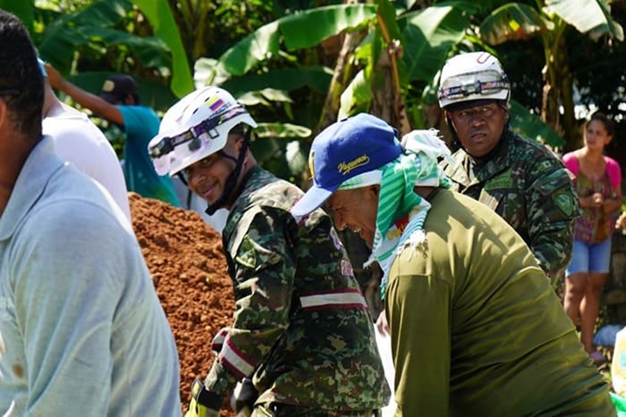 Soldados ayudando en Córdoba