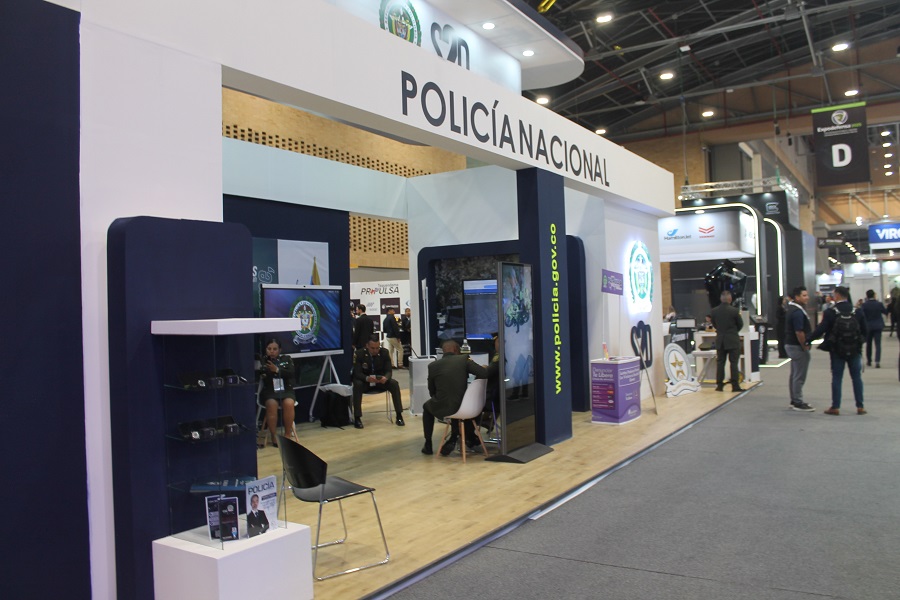 Foto Exclusiva de www.fuerzasmilitares.org - Stand de la Policía Nacional