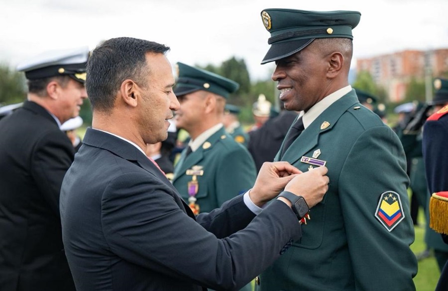 Ministro de Defensa colocando la insignia