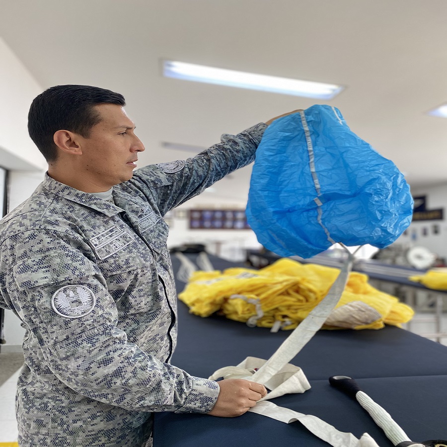 Desde el taller de paracaídas del CAMAN se garantiza la seguridad y funcionamiento en las aeronaves de su Fuerza Aérea