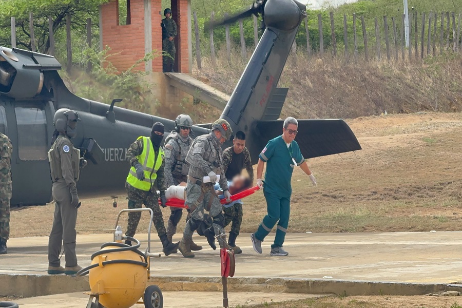 Transporte de Herido desde el UH-60 Ángel