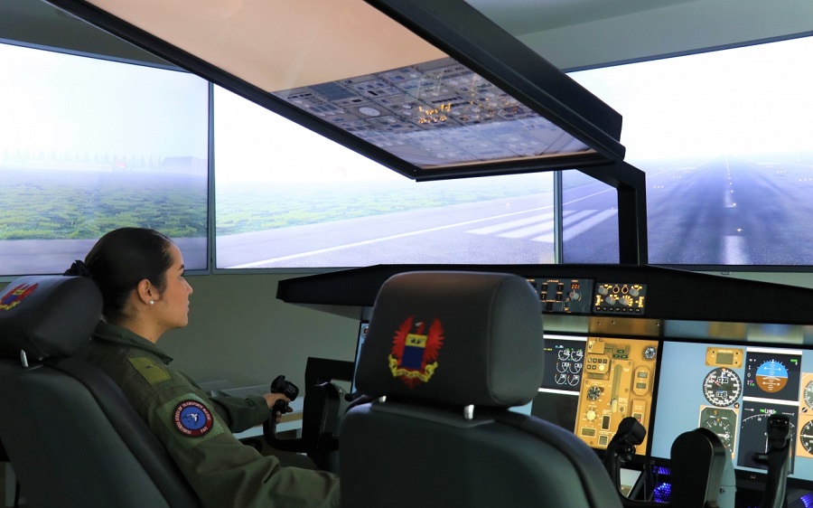 Nuevos simuladores de vuelo, entrenan a los pilotos de transporte