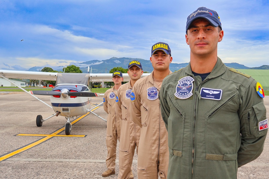 Oficiales de la Armada Nacional y FAC